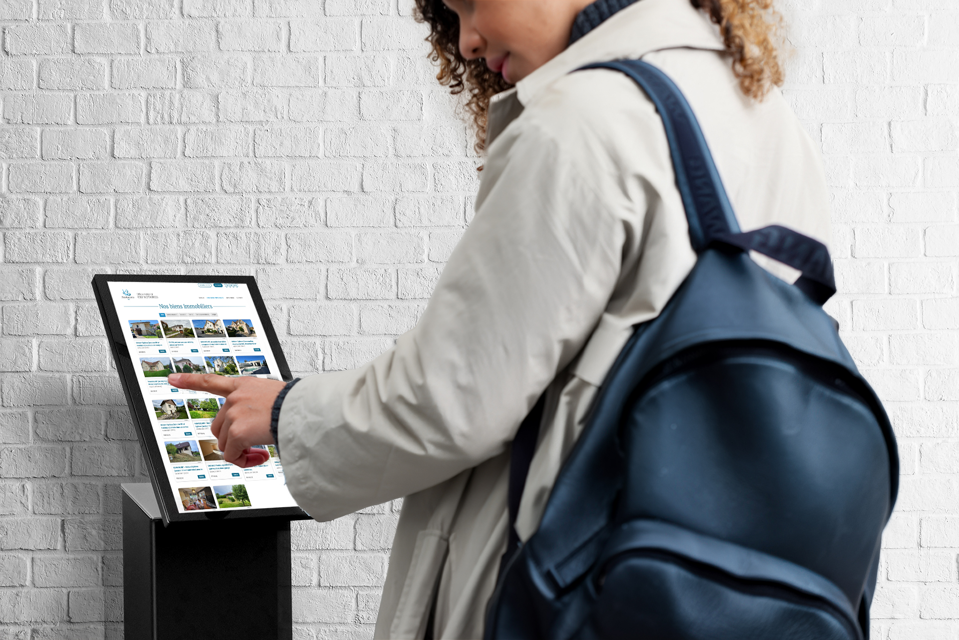 Borne tactile interactive Pixel-Not salle d'attente annonces immobilières communication parcours clients